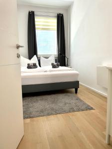 a bed in a room with a window at 3 Zimmer Zentrum , kontaktloser Check in in Klagenfurt