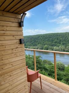 balcone con sedia e vista sul lago di Chatka - A - Vyhlídka nad řekou a Zdiby