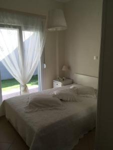 Postel nebo postele na pokoji v ubytování Inviting 2-Bed Apartment in Nikiti Greece