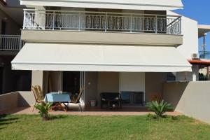 a white awning in front of a house at 2 Bed-Sleeps4-Garden-Parking-Pets-AirCon in Nikiti