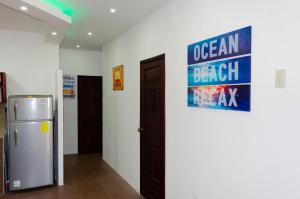 um quarto com uma placa que lê remix de Ocean Beach em La Posada de Joselito em Crucita
