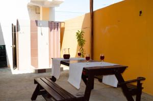 une table avec deux verres de vin et un banc dans l'établissement La Posada de Joselito, à Crucita