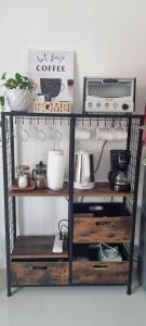 Příslušenství pro přípravu čaje a kávy v ubytování Yuna Homestay - Furnished Home in Butuan