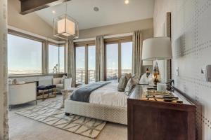 ein Schlafzimmer mit einem Bett, einem Schreibtisch und Fenstern in der Unterkunft Three Bedroom Penthouse apartment hotel in Park City