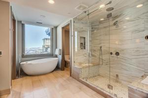 ein Badezimmer mit Badewanne und Glasdusche in der Unterkunft Three Bedroom Penthouse apartment hotel in Park City + 12 Fotos