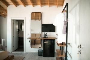 a room with a desk and a mirror at Molo Urla in Urla