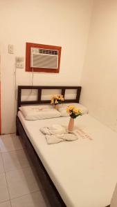 una camera da letto con un letto fiorito di WJV INN LILOAN a Liloan
