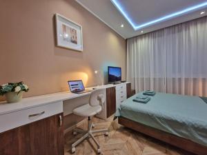 A television and/or entertainment centre at Modern Central 2-Bedroom Apartment with Parking