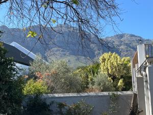 una montaña en la distancia con una valla y árboles en Paradyskloof Suite, en Stellenbosch