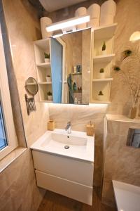 A bathroom at Modern Central 2-Bedroom Apartment with Parking