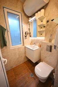 A bathroom at Modern Central 2-Bedroom Apartment with Parking Még 22 kép