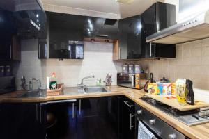 Stylish 1 bedroom Apartment-Ground Floor tesisinde mutfak veya mini mutfak