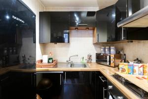 A kitchen or kitchenette at Stylish 1 bedroom Apartment-Ground Floor