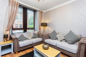 Stylish 1 bedroom Apartment-Ground Floor tesisinde bir oturma alanı