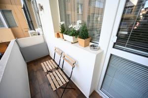 A balcony or terrace at Modern Central 2-Bedroom Apartment with Parking