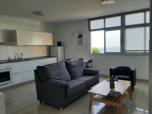 een woonkamer met een bank en een tafel bij LALUNA2 in Bajamar