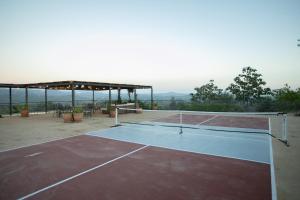 einen Tennisplatz mit einem Netz darüber in der Unterkunft Cortijo Botánico el Cerro in Cabra