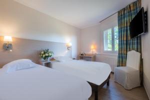 Gages-le-HautにあるHôtel Causse Comtal Rodez, The Originals Relaisのベッドが2つと窓があるホテルの部屋 +97枚の写真