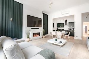 uma sala de estar com um sofá branco e uma lareira em Luxury Majestic Apartment in Marylebone em Londres