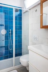 W łazience znajduje się umywalka i prysznic. w obiekcie Palamì - Polignano a Mare Holiday House w mieście Polignano a Mare