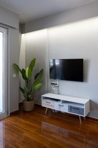 un soggiorno con TV a schermo piatto a parete di Chania Central Apartment a Chania