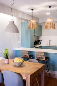 una cucina con tavolo e sedie in legno di Chania Central Apartment a Chania