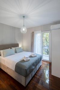 una camera con un grande letto e una grande finestra di Chania Central Apartment a Chania