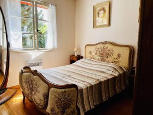 um quarto com uma cama e uma janela em Maison Espelette, 4 pièces, 5 personnes - FR-1-495-2 em Espelette