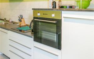 cocina blanca con horno en Gorgeous Home In Kalbe- Milde -kakerbec With Kitchen 