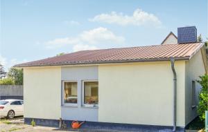 Casa blanca con techo marrón en Gorgeous Home In Kalbe- Milde -kakerbec With Kitchen 
