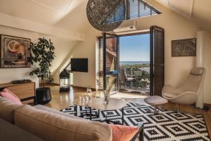 奈达韦斯特尼达酒店的带沙发和大窗户的客厅