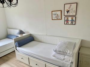 małą sypialnię z łóżkiem i 2 zdjęciami na ścianie w obiekcie Residentie Rapallo Oostende with fantastic Sea View! w Ostendzie