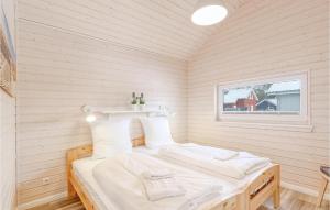 een bed in een witte kamer met een raam bij 3 Bedroom Amazing Home In Krems Ii-warderbrck in Göls