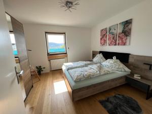 een slaapkamer met een bed en een raam bij Traum Berg - Koppelberg 1 in Traben-Trarbach