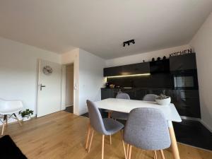 een eetkamer met een witte tafel en stoelen bij Traum Berg - Koppelberg 1 in Traben-Trarbach