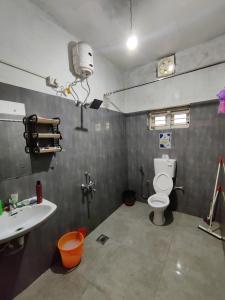 un bagno con un water e un lavandino di Hope Hostels, Varkala - Helipad a Varkala Altre 37 foto