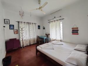 una camera con letto e scrivania di Hope Hostels, Varkala - Helipad a Varkala