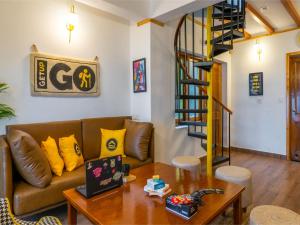 Posezení v ubytování The Hosteller Mussoorie, Mall Road + 37 fotografií