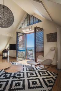 Visit Nida Apartments في نيدا: غرفة معيشة مطلة على المحيط