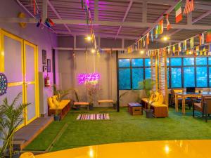 Posezení v ubytování The Hosteller Mussoorie, Mall Road