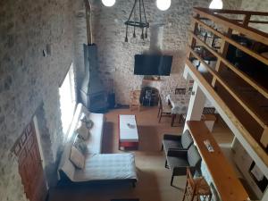 een woonkamer met een bank en een fornuis bij Tsitalia cottage house in Leonidion
