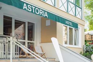 ein Straßenschild vor einem Hotel in der Unterkunft Hotel Astoria in Salzburg