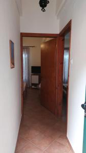 an empty hallway with a door and a room at Hotel Evripides in Agios Ioannis Pelio