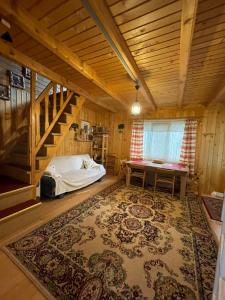 Habitación con escalera, cama y alfombra. en Casa Bando, en Moacşa