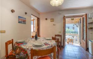 Restavracija oz. druge možnosti za prehrano v nastanitvi Gorgeous Home In Gallicano Fraz, Bologn With Wifi