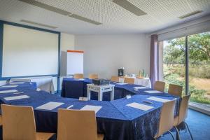 The business area and/or conference room at Hôtel Causse Comtal Rodez, The Originals Relais