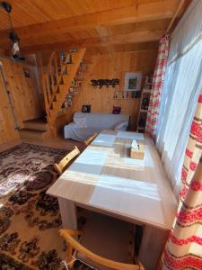 comedor con mesa de madera en una cabaña en Casa Bando, en Moacşa