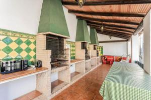 una cocina con un gran horno de ladrillo en una habitación en Complejo turistico El Álamo, en Hornachuelos