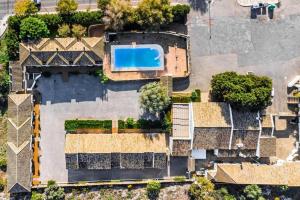 an overhead view of a house with a swimming pool at Complejo turistico El Álamo in Hornachuelos