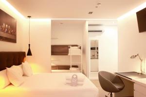 A bed or beds in a room at Woohoo Rooms Boutique Sol